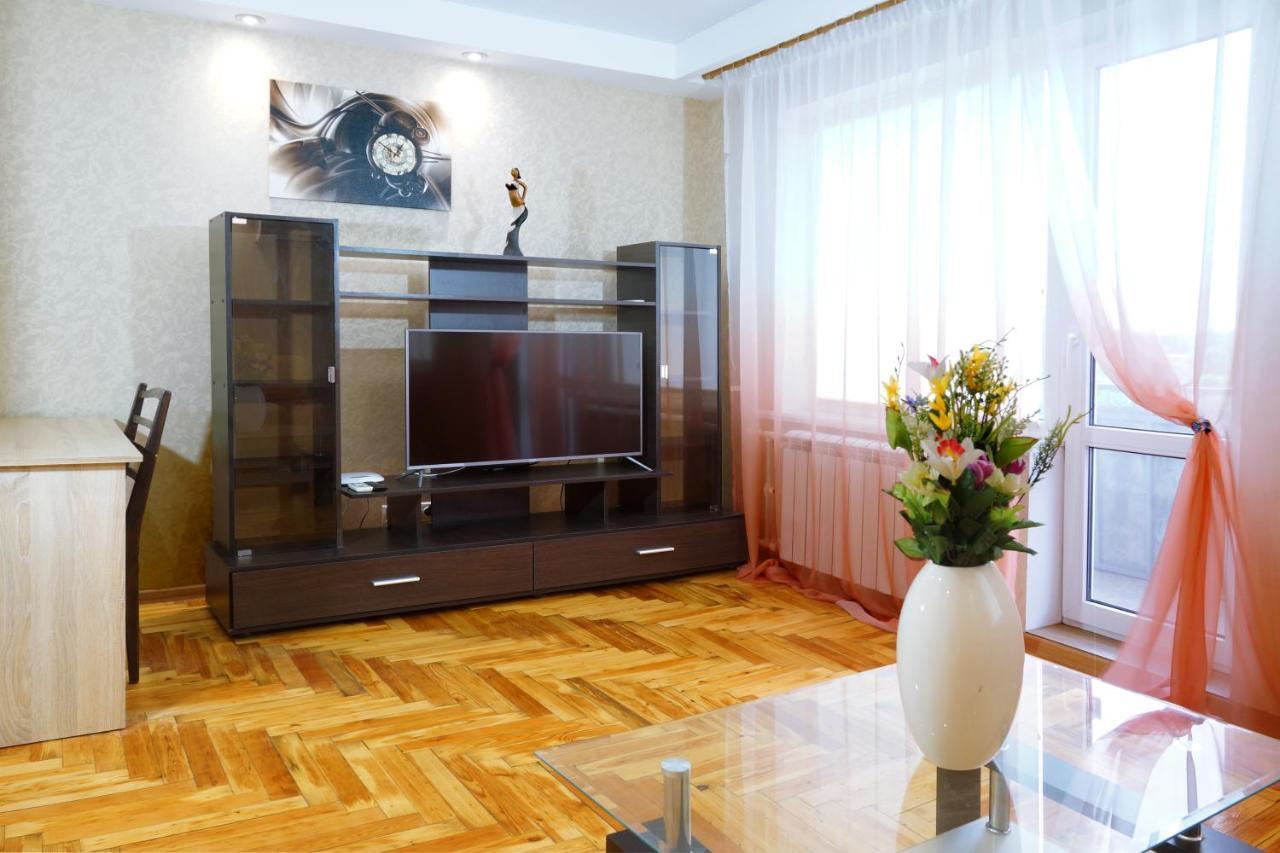 2 Rooms Semi-luxury Apt on 39-H Nezalezhnoi Ukrаiny Street next to the city council  Запорожье Экстерьер фото